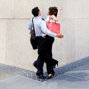 phrasal verb 'bump into'