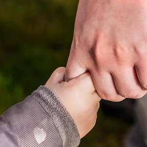 phrasal verb 'hold on'