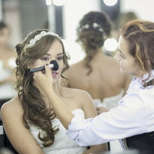 phrasal verb 'make up'